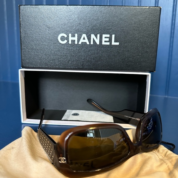 Chanel sunglasses with original pouch and box - Picture 7 of 9